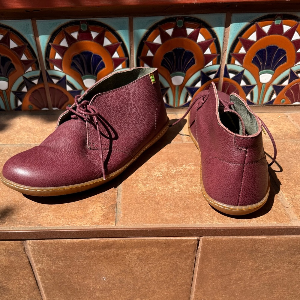 El Naturalista barefoot Maroon 12 Women’s lace up shoe (retail $150)